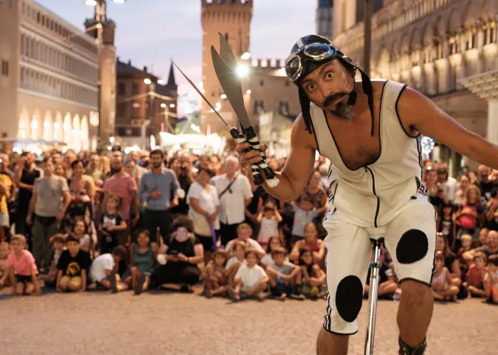 Un artista di strada durante una performance