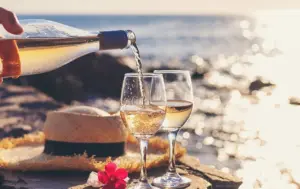 Enoturismo anche in estate: quando il vino si mescola al mare