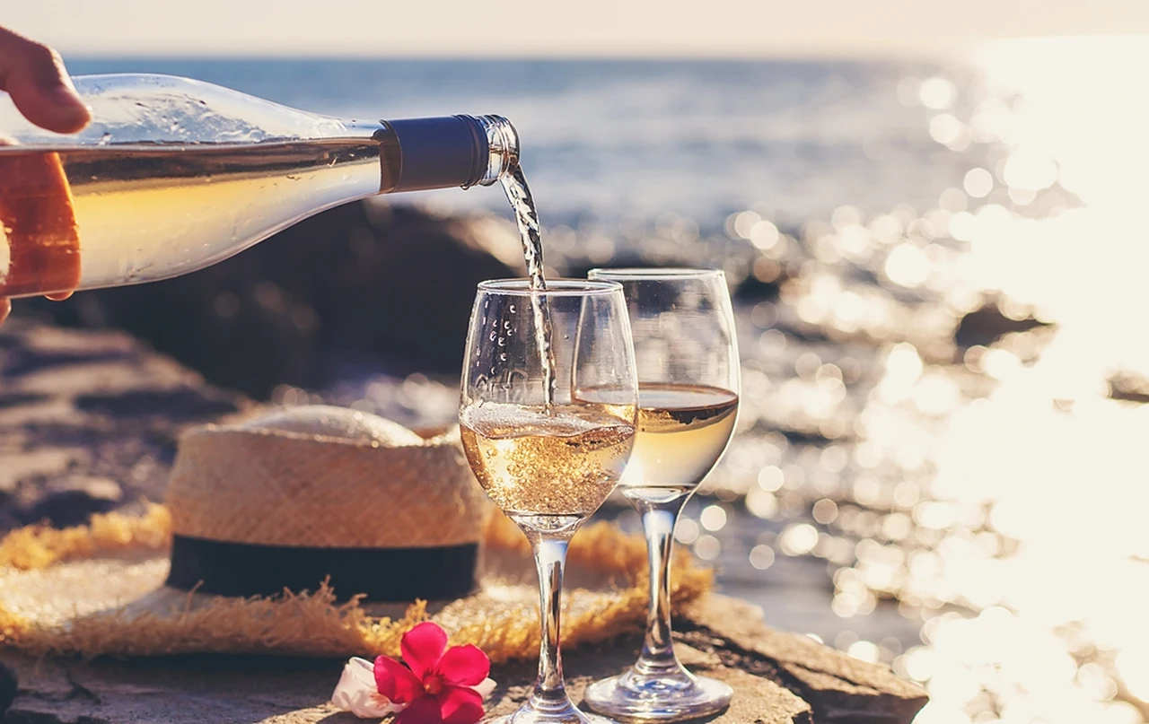 Enoturismo anche in estate quando il vino si mescola al mare