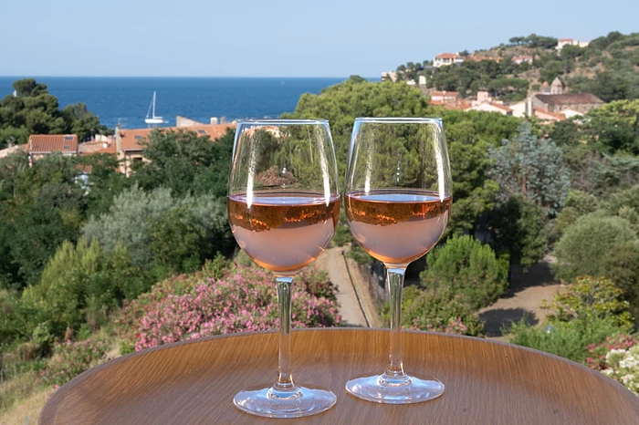due calici di vino al mare - enoturismo in estate in Italia