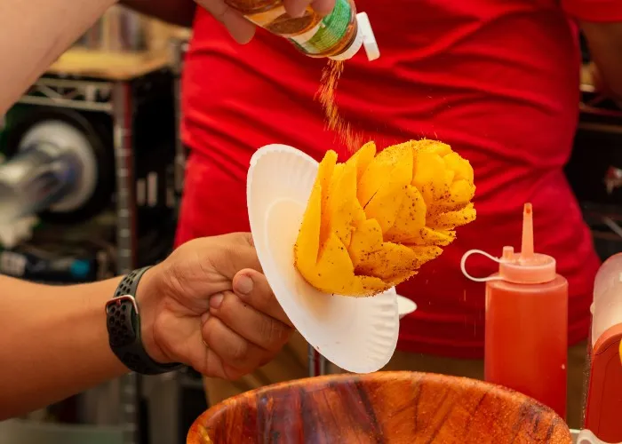 Gli spiedini di mango e peperoncino sono una specialità in Messico