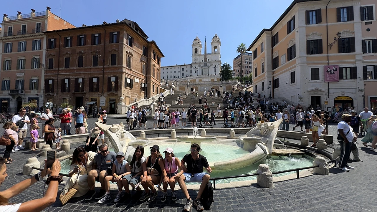 turisti a piazza di spagna roma