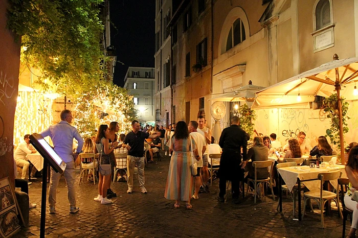turisti a roma di sera Ferragosto 2026 