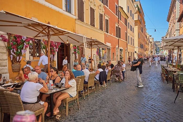 turisti che mangiano a trastevere roma
