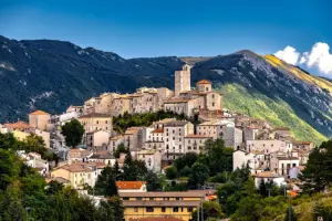 Castel del Monte, cosa vedere nel borgo d'Abruzzo noto per i suoi tunnel sotterranei