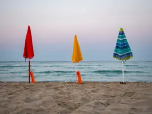 Perché è vietato lasciare l'ombrellone sulla spiaggia