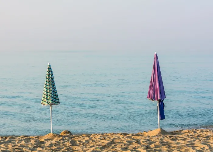 Ombrelloni chiusi in spiaggia