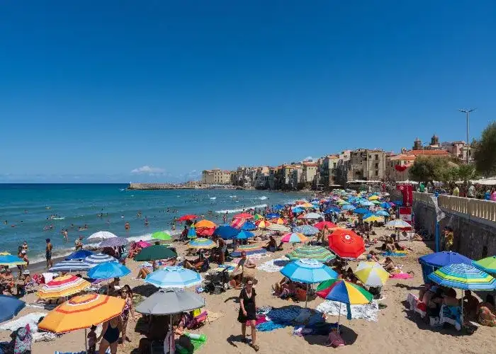 Spiaggia libera con ombrelloni a Cefalù