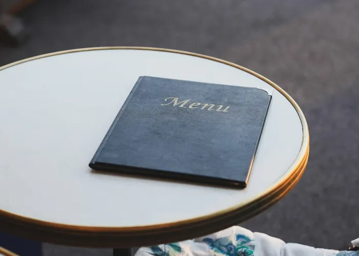 Un menu sopra un tavolino