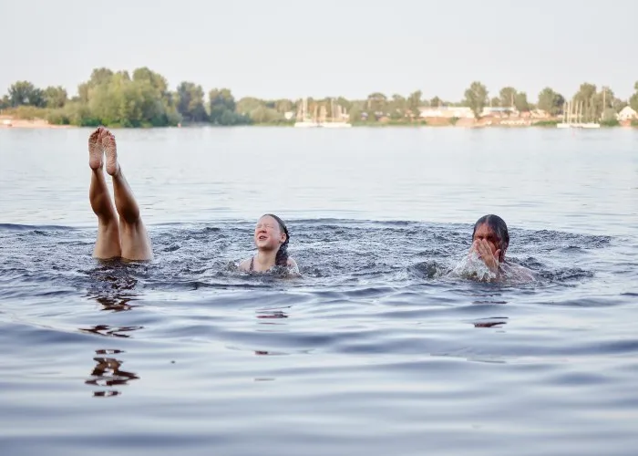 Delle persone fanno un bagno al lago