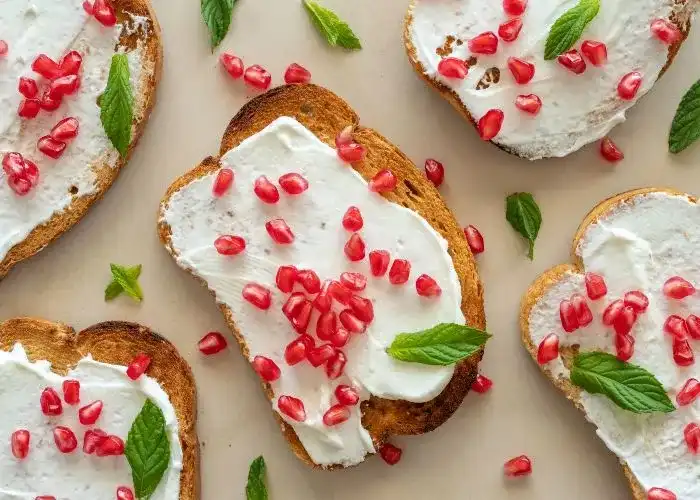 Crostini con melograno e ricotta