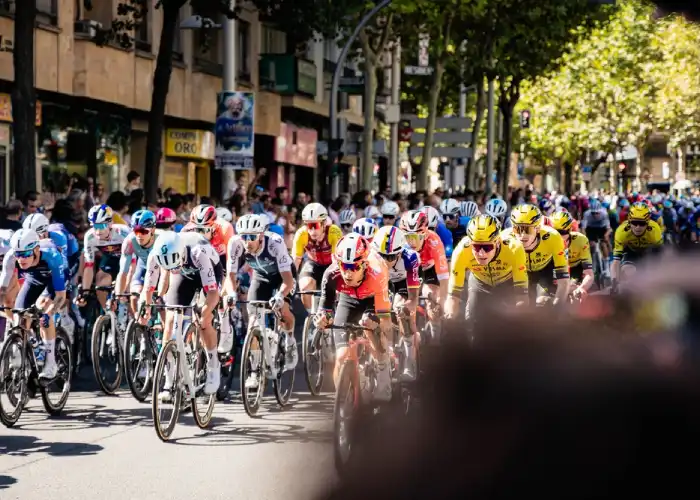 Gruppo compatto alla Vuelta 2025