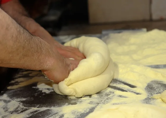 Un panettiere a Matera mentre prepara il pane