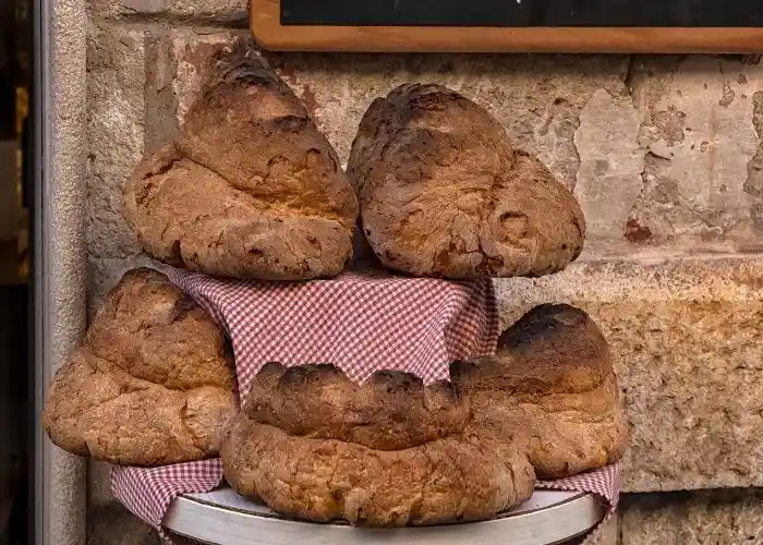 Un forno a Matera espone il caratteristico pane IGP