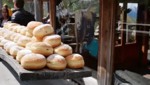 Cosa sono i krapfen e perché sono diventati virali sulle Dolomiti
