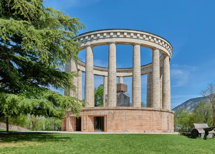 Mausoleo di Cesare Battisti sul Doss Trento