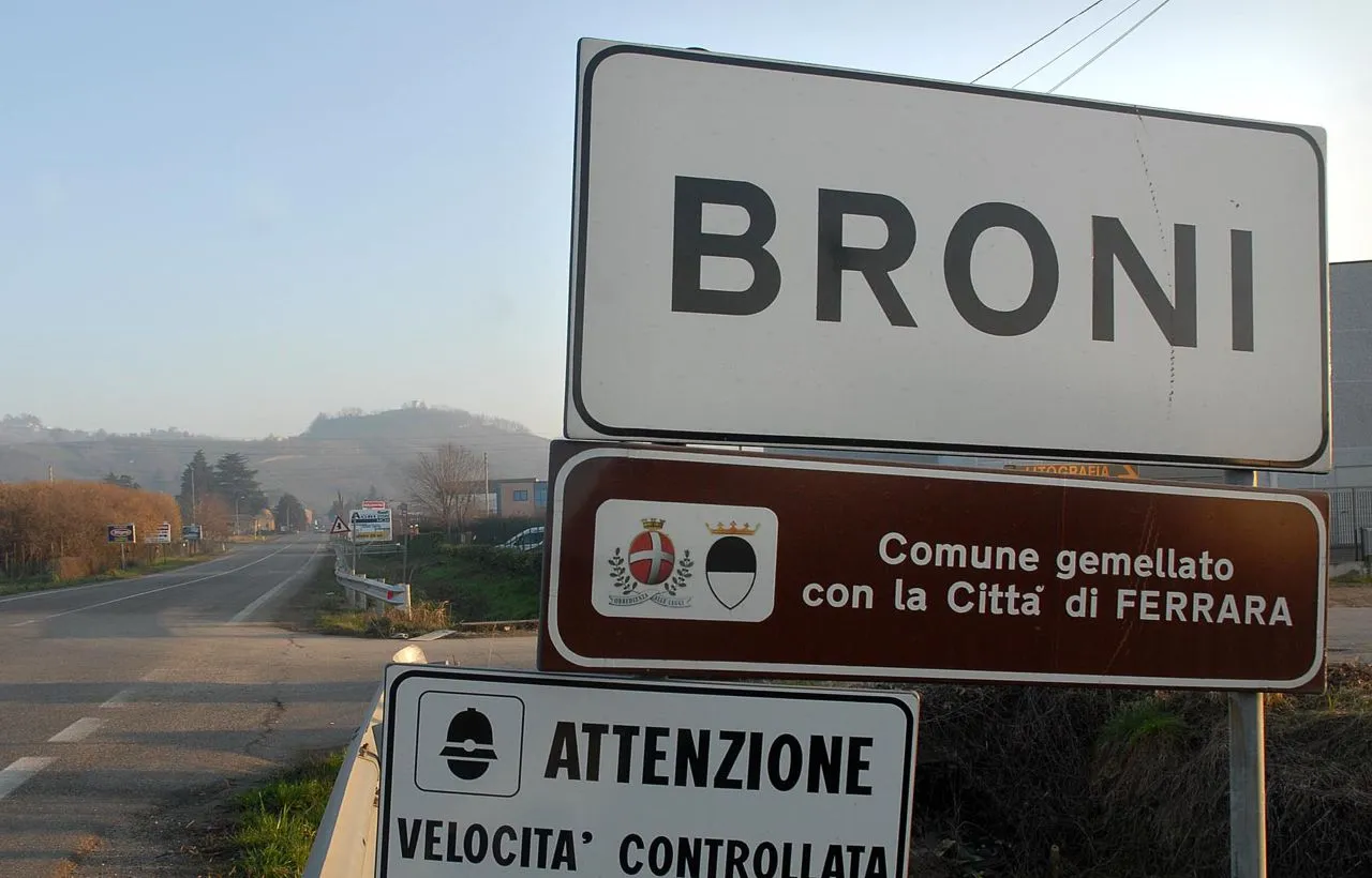 un cartello gemellaggio tra comuni