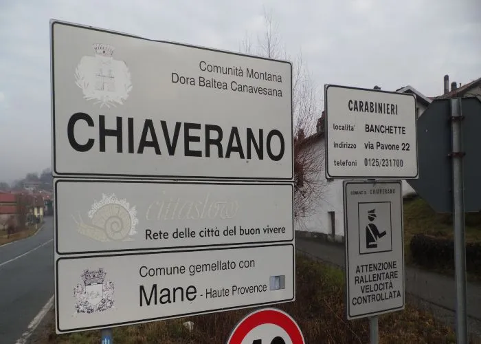 Un cartello che indica il gemellaggio tra due Comuni