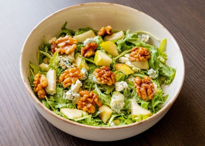 Insalata di pere, noci e formaggio