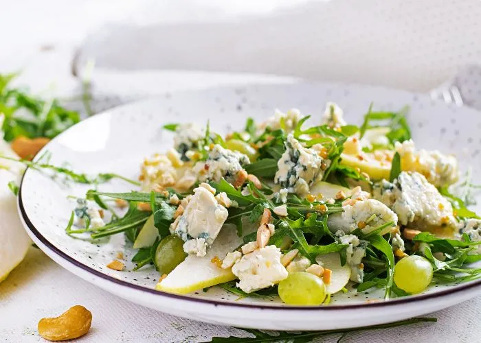 Insalata con uva, noci e formaggio