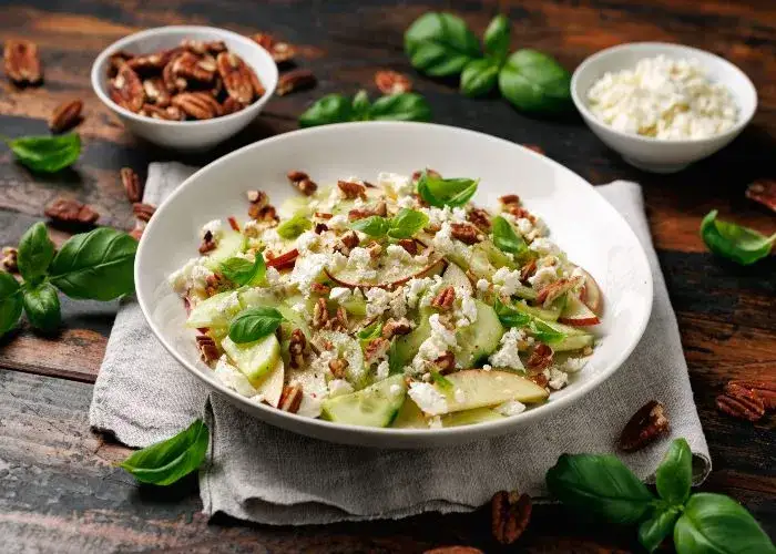Insalata con mele, noci e formaggio