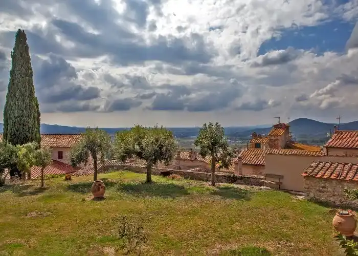Il panorama della Val di Cornia dal borgo di Suverato