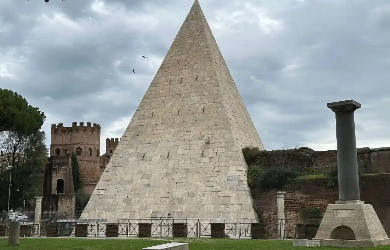 Il calendario delle visite gratuite alla Piramide Cestia a Roma