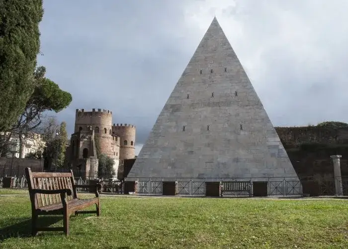 Piramide Roma
