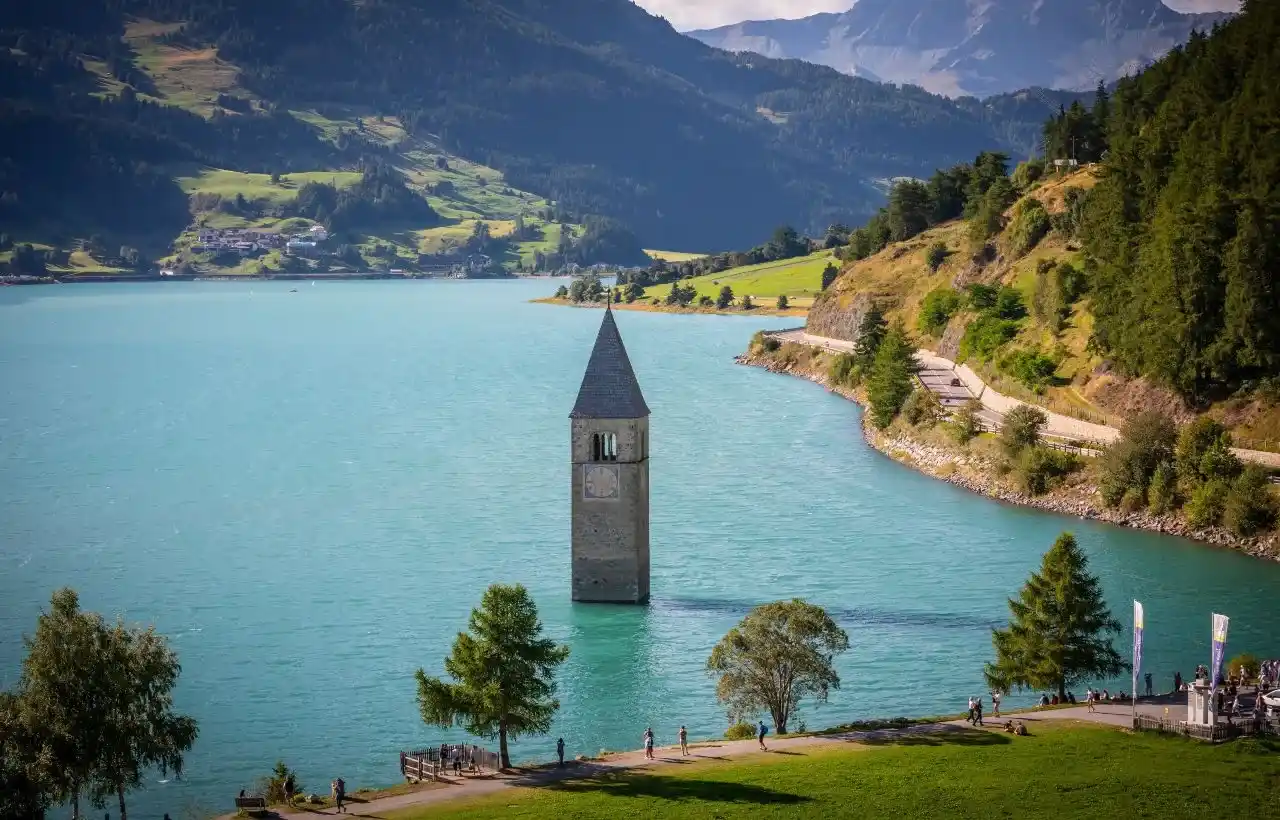 Curon presso il Lago di Resia uno dei borghi sommersi d'Italia