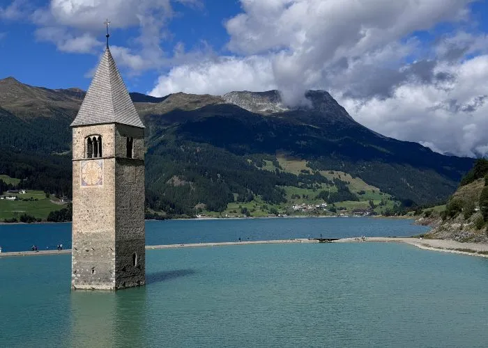 Campanile che spunta dal Lago di Resia in Alto Adige