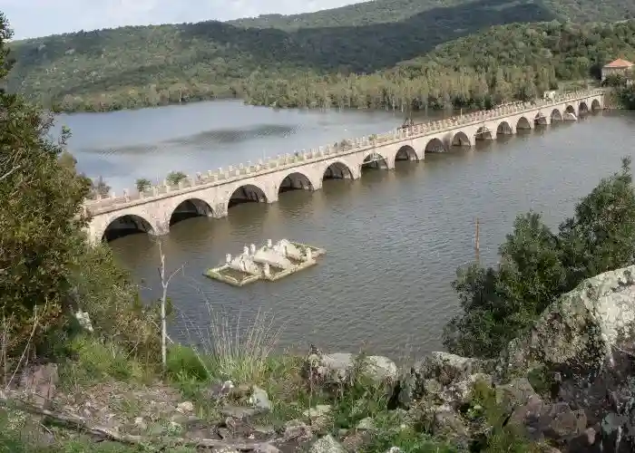Lago Omodeo in Sardegna qui sotto c'è sommerso il vecchio borgo di Zuri