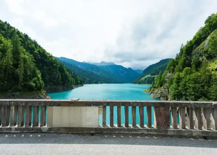 borghi sommersi in Italia - Una veduta del Lago di Sauris in Friuli-Venezia Giulia