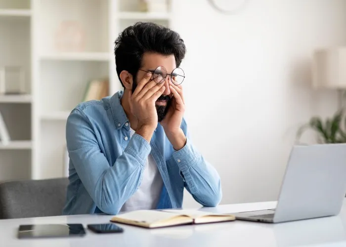 Un uomo stressato davanti al pc