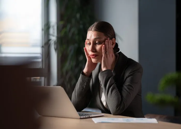 Una ragazza stanca e sotto stress davanti al pc