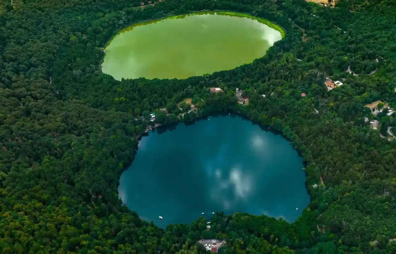 Laghi di Monticchio situati nei crateri del vulcano estinto di Monte Vulture in provincia di Potenza