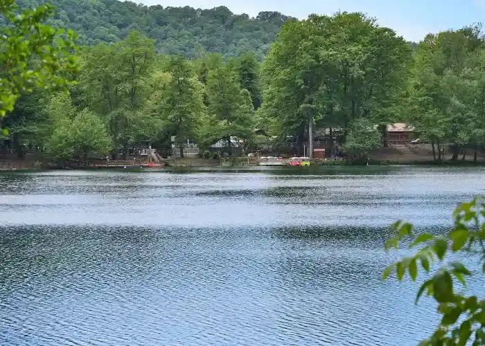 Le strutture presso i Laghi di Monticchio