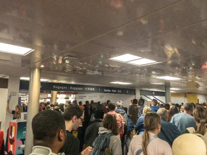 Coda ai controlli EES in aeroporto durante l'estate 2026