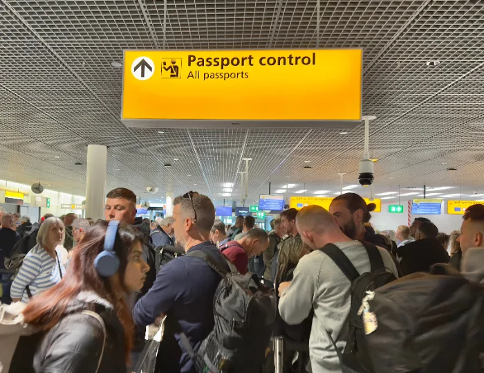 Coda ai controlli EES in aeroporto durante l'estate 2026