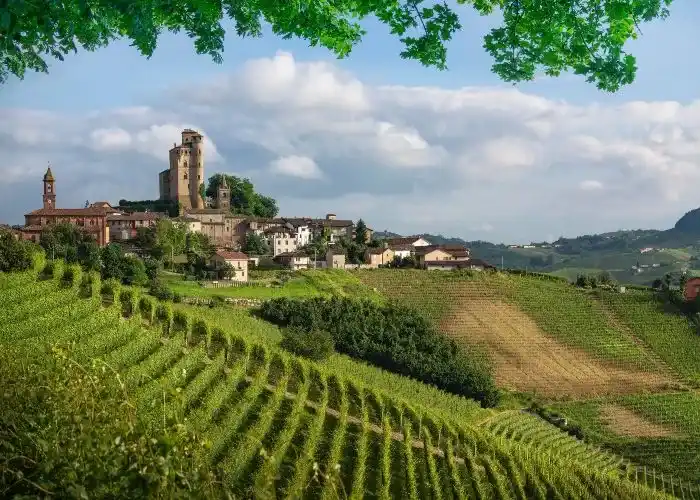 Serralunga d'Alba e il suo castello in Piemonte