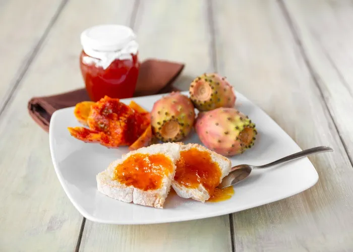 Fette di pane con marmellata di fichi d'india