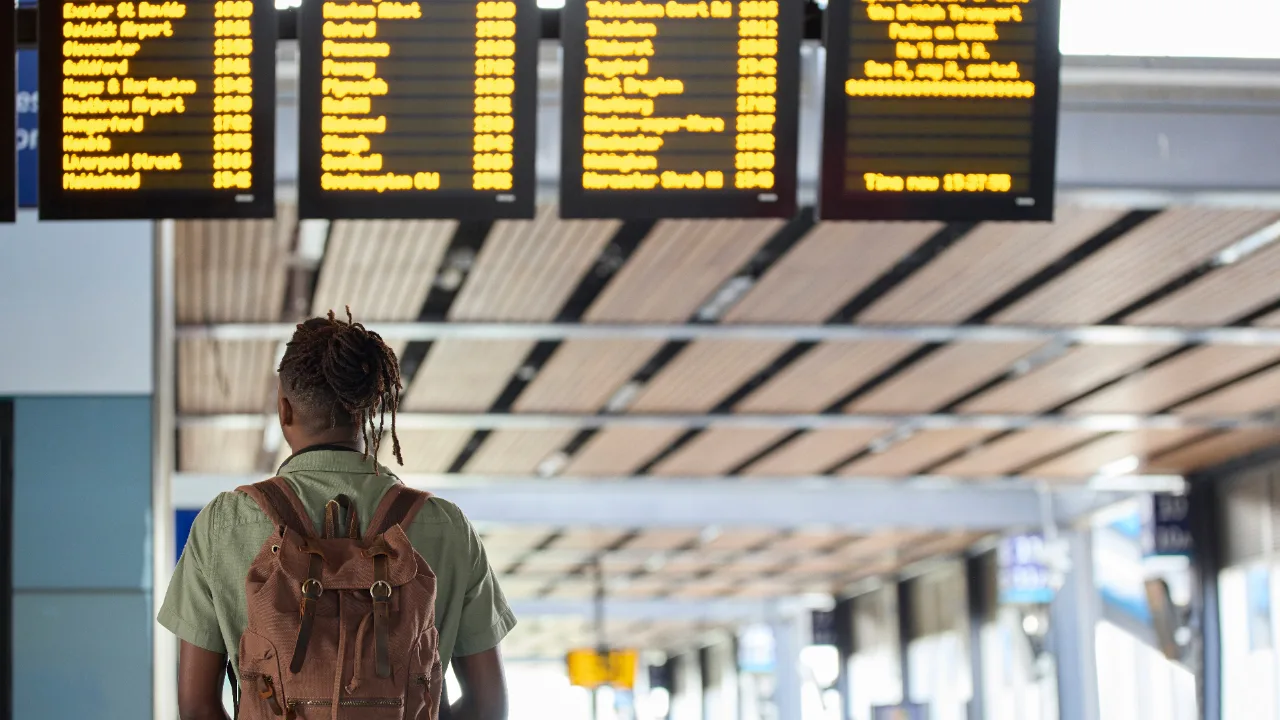 Scioperi trasporti settembre 2026, pannello partenze in stazione