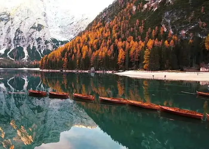 Foliage al Lago di Braies in Alto Adige durante l'autunno