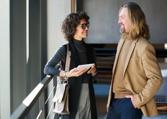 Un uomo e una donna ben vestiti la nuova moda del quiet luxury