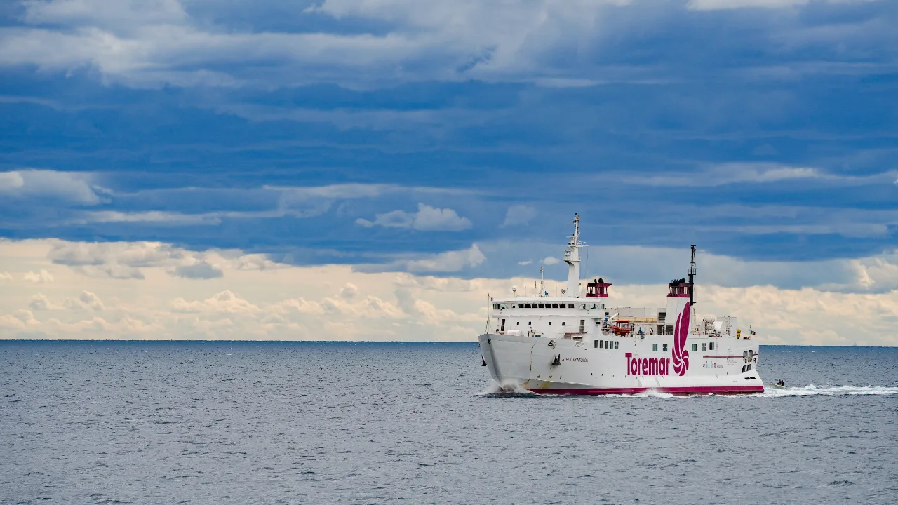 Vacanze a settembre 2026, traghetto in partenza per un&rsquo;isola italiana
