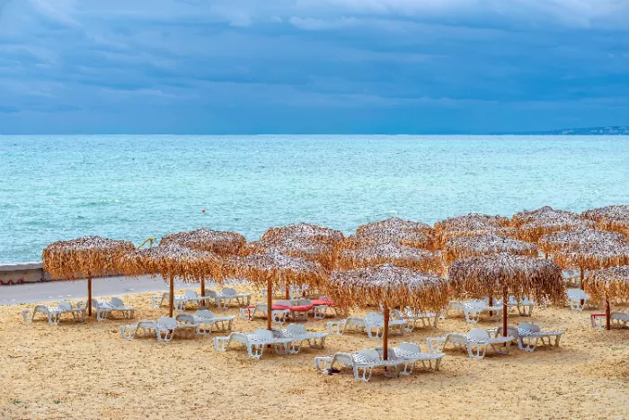Spiaggia italiana semivuota a settembre, bassa stagione 2026