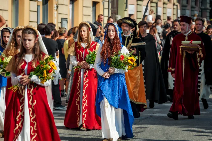 Corteo storico in costumi medievali durante una rievocazione in Italia