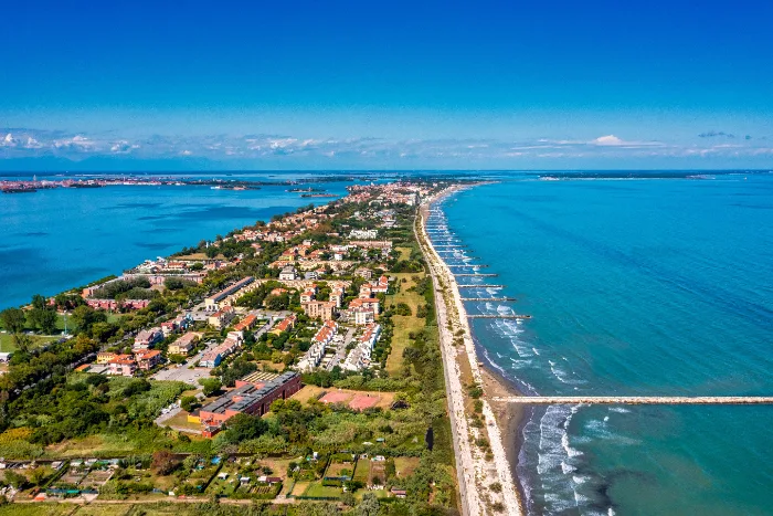 Il Lido di Venezia visto dall'alto, con la spiaggia e gli stabilimenti balneari