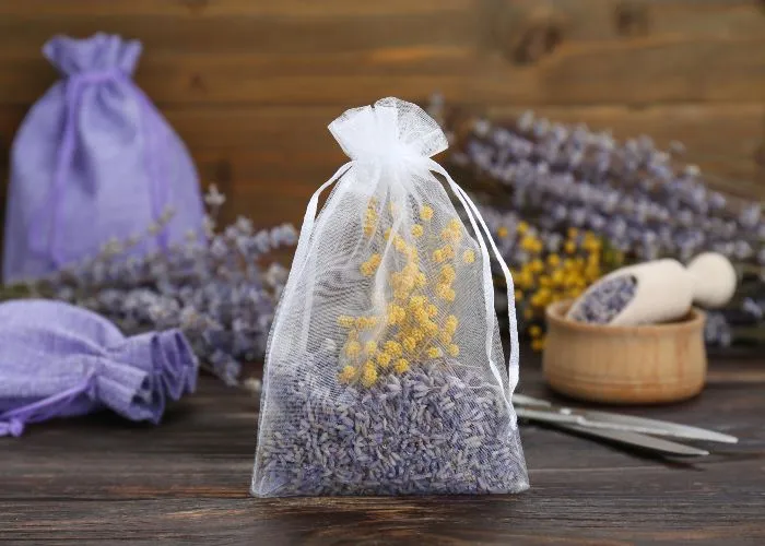 Sacchetti di lavanda ed erbe secche per profumare casa