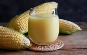 Perché il latte di mais sarà la tua prossima bevanda (e come farla in casa)