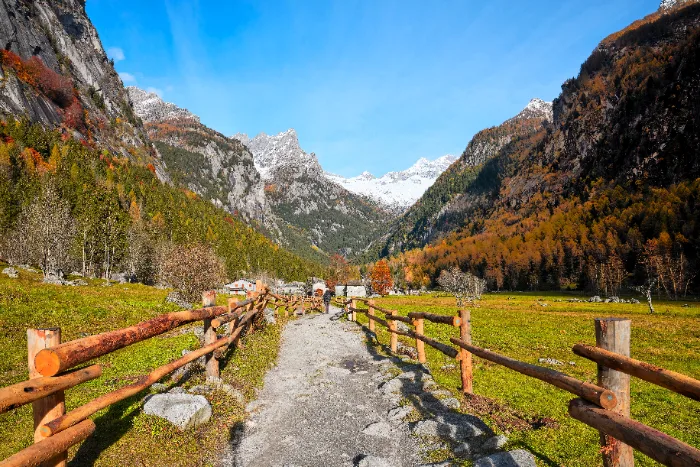 Val di Mello in Valtellina con i larici che iniziano a ingiallire, foliage settembre in Italia